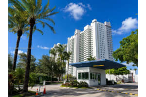 14951 Royal Oaks Ln 2002, North Miami