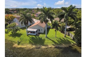 10627 NW 7th St, Pembroke Pines, FL 33026, - MLS#A12030820