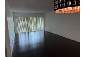 140 Lakeview Dr 211, Weston
