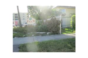 8201 NW 8th St, Miami, FL 33126, Sold 10/13/15