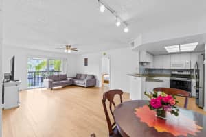 1000 Crestwood Ct Court, Royal Palm Beach, FL 33411 - MLS#B26000873