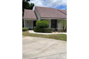 800 Kintyre Court, Palm Beach Gardens, FL 33418 - MLS#B26008747