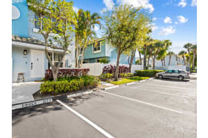 1074 Jeffery Street, Boca Raton, FL 33487 - MLS#B26008922