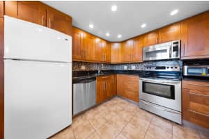 575 Oaks Lane, Pompano Beach, FL 33069 - MLS#B26009459