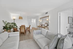 9820 Hollybrook Lake Drive, Pembroke Pines, FL 33025 - MLS#B26010495