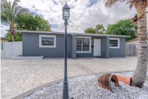 320 69th Way, Hollywood, FL 33024 - MLS#B26010538