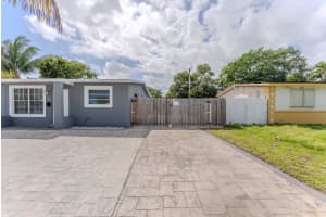 320 69th Way, Hollywood, FL 33024 - MLS#B26010538