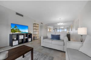 575 Oaks Lane, Pompano Beach, FL 33069 - MLS#B26011201