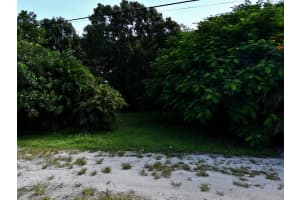 2824 Oleander Avenue, Fort Pierce, FL 34982 - MLS#B26011498