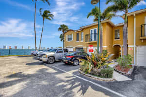 1060 Lake Shore Drive, Lake Park, FL 33403 - MLS#B26011809
