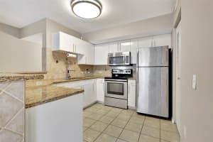 310 Villa Circle, Boynton Beach, FL 33435 - MLS#B26013238