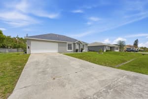 461 Exmore Avenue, Port St Lucie, FL 34983 - MLS#B26014535