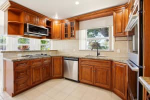 637 Troy Boulevard, West Palm Beach, FL 33409 - MLS#B26017906