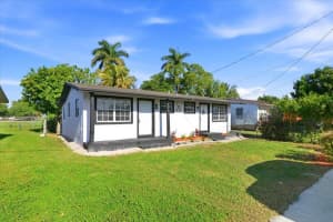 270 SW 10th Ave, South Bay, FL 33493, - MLS#B26019682