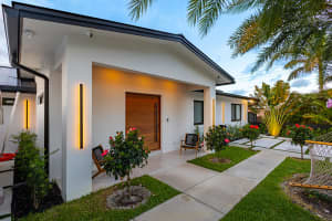 807 Hollywood Place, West Palm Beach, FL 33405 - MLS#B26020522