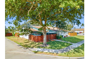 1020 Manor Drive, Palm Springs, FL 33461 - MLS#B26020850