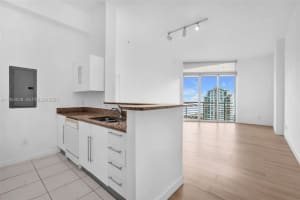 325 Biscayne Boulevard, Miami, FL 33131 - MLS#B26024189