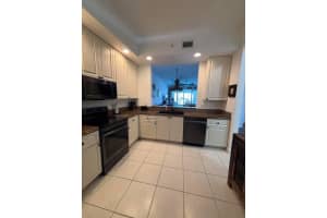 12 Harbour Isle Drive, Fort Pierce, FL 34949 - MLS#B26024336