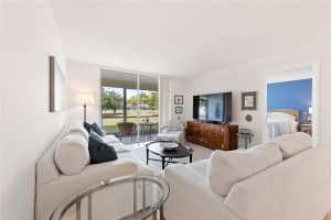 9420 Hollybrook Lake Drive, Pembroke Pines, FL 33025 - MLS#B26024673