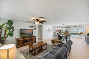 2066 5th Ct Court, Vero Beach, FL 32962 - MLS#B26035562