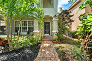 599 Cresta Circle, West Palm Beach, FL 33413 - MLS#B26038434