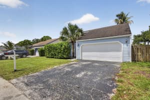 537 Goldenwood Way, Wellington, FL 33414 - MLS#B26038662