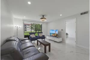 9523 Hollybrook Lake Drive, Pembroke Pines, FL 33025 - MLS#B26038875