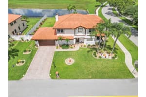 6431 Olde Moat Way, Davie, FL 33331 - MLS#B26039136