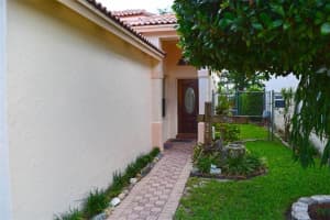 425 Lakeside Cir, Sunrise, FL 33326, Sold 08/22/17