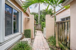 10161 NW 5th St, Plantation, FL 33324, Sold 08/30/17