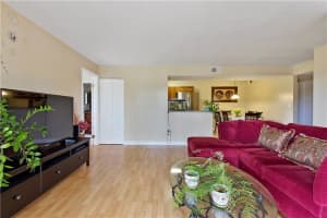 400 Palm Cir W, Pembroke Pines, FL 33025, Sold 04/20/18