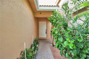 9451 NW 55th St, Sunrise, FL 33351, Sold 10/31/18