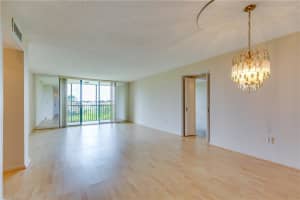 900 NE 195th St, Miami, FL 33179, Sold 12/09/20