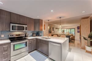 2450 NE 15th Ave, Wilton Manors, FL 33305, Sold 01/03/22