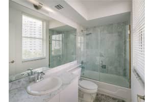 800 Claughton Island Dr, Miami, FL 33131, Sold 12/15/21