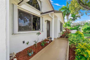 9998 NW 52nd St, Sunrise, FL 33351, Sold 04/14/22