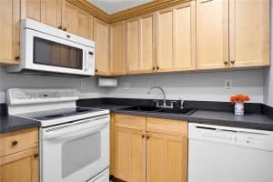 3000 NE 16th Ave   102, Oakland Park, FL 33334 Sold 08/12/22