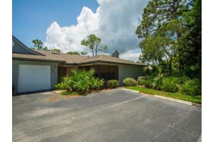 661  N Centre Ct SW #102, Vero Beach, FL 32962 Sold 09/27/22