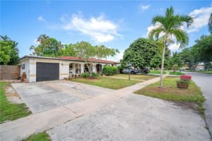 860  Pine Ridge Dr, Plantation, FL 33317 Sold 08/23/22