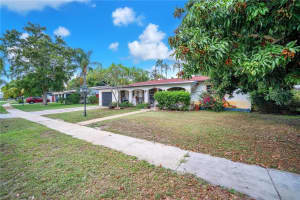 860  Pine Ridge Dr, Plantation, FL 33317 Sold 08/23/22