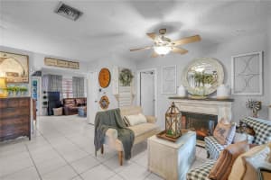 860  Pine Ridge Dr, Plantation, FL 33317 Sold 08/23/22