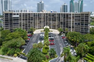 600 W Parkview Dr   606, Hallandale Beach, FL 33009 Sold 10/05/22