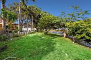 8330 SW 12th St, Pembroke Pines, FL 33025 Sold 09/15/22