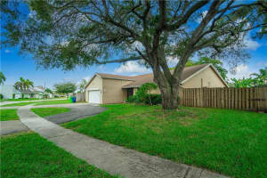 9603 NW 48th St, Sunrise, FL 33351, Sold 09/26/22
