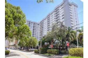 137  Golden Isles Dr   312, Hallandale Beach, FL 33009 Sold 11/04/22