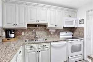 400 SE 10th St, Deerfield Beach, FL 33441, Sold 03/22/23