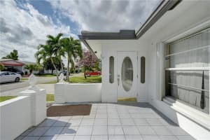 8203 Nw 57th Pl Tamarac, FL 33321 Sold 03/22/23