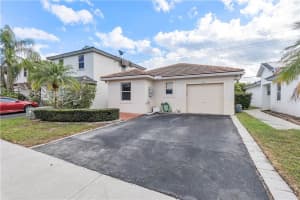 6866 Nw 69th Ct Tamarac, FL 33321 Sold 04/04/23