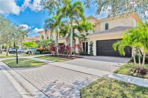 533  Edgebrook Ln Wellington, FL 33411 Sold 03/15/23