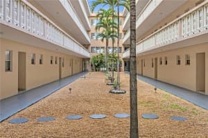 410 SE 2nd St APT 104, Hallandale Beach, FL 33009, Sold 04/03/23